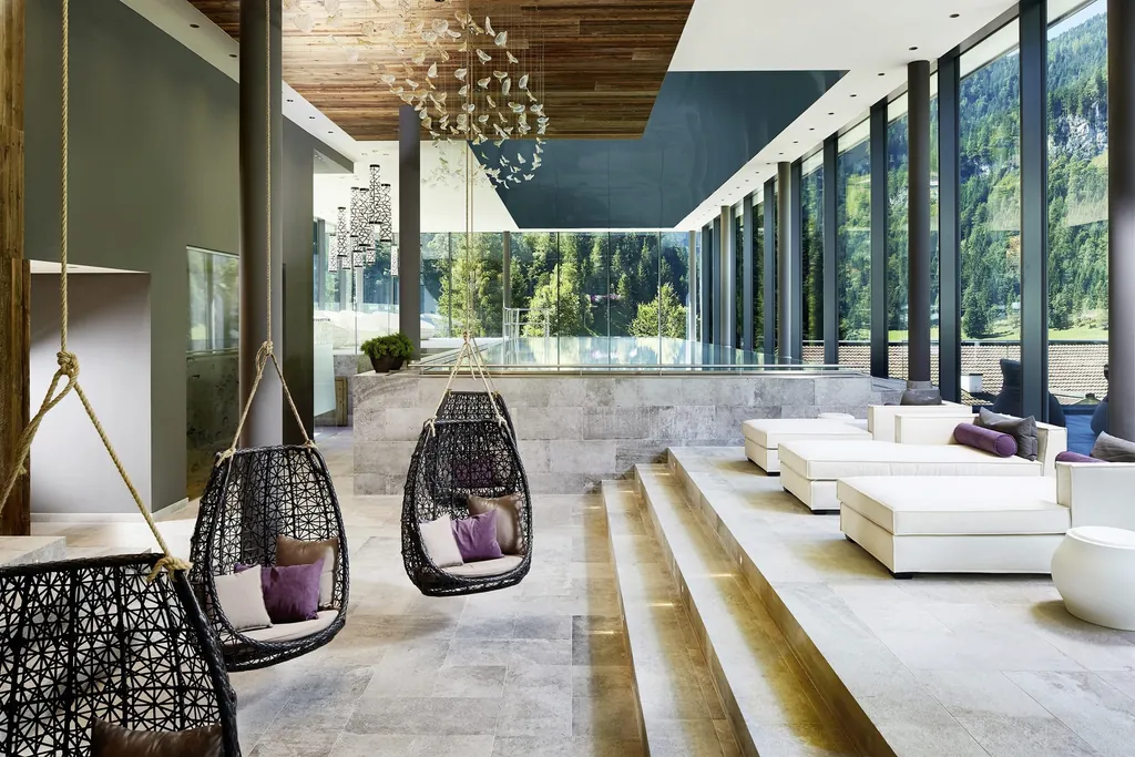 Korb-Hängesessel vor Indoorpool im Lürzerhof