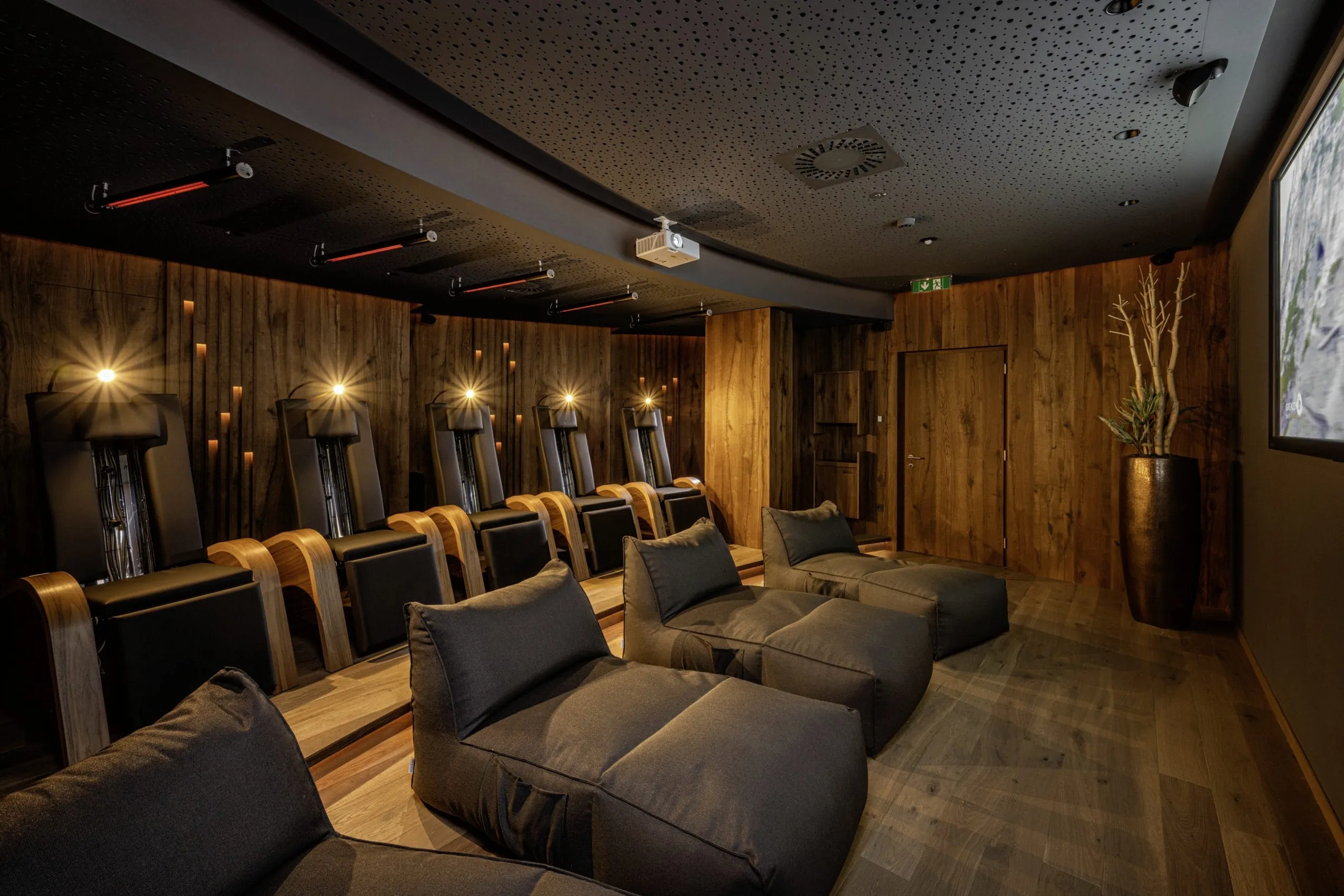 Lieges&auml;cke und Infrarotsitze im Spa Cinema des L&uuml;rzerhof