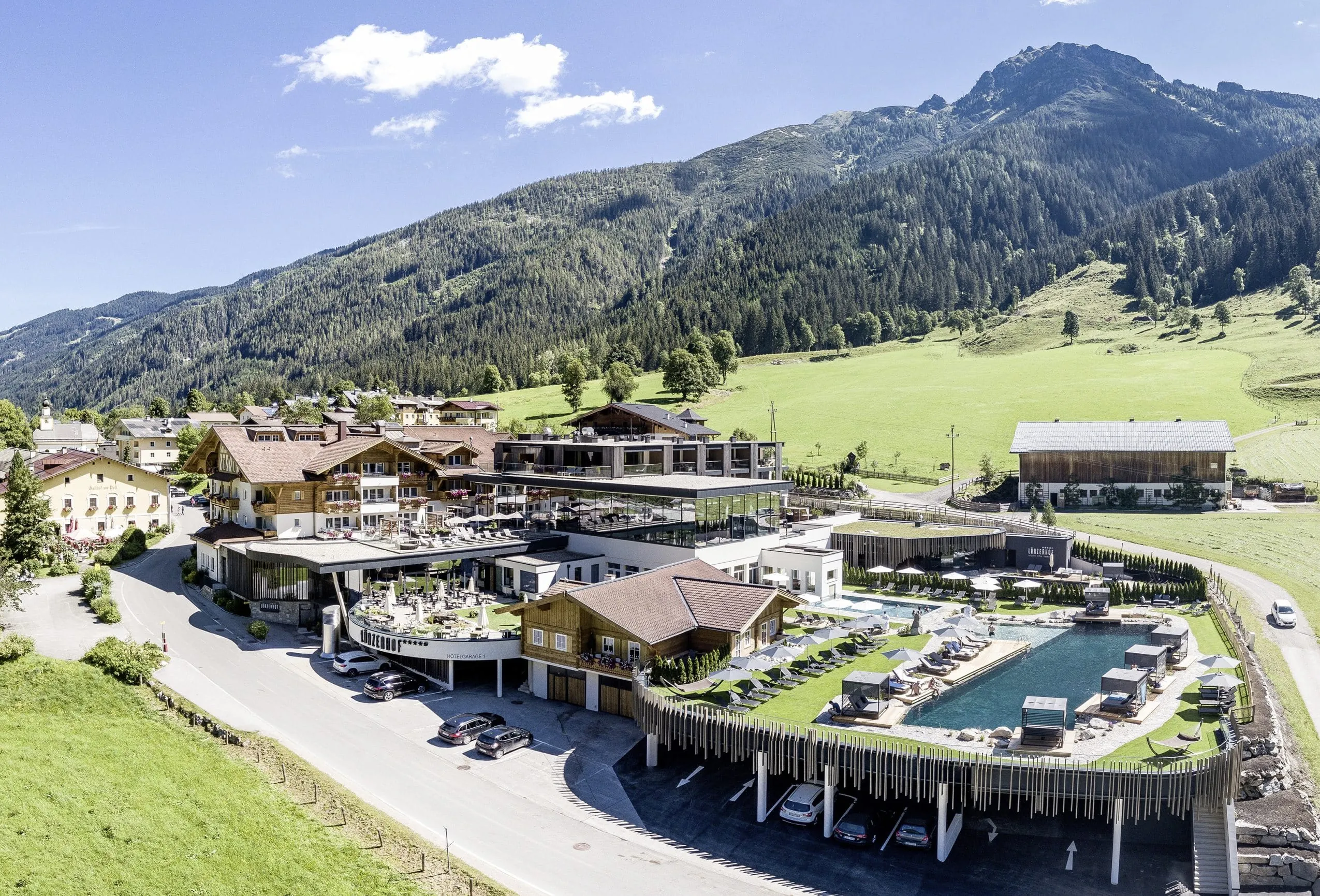komplette Hotelanlage des L&uuml;rzerhof mit Au&szlig;enpool