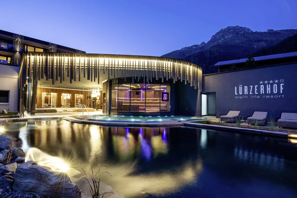 Outdoorpool des Lürzerhof nachts beleuchtet