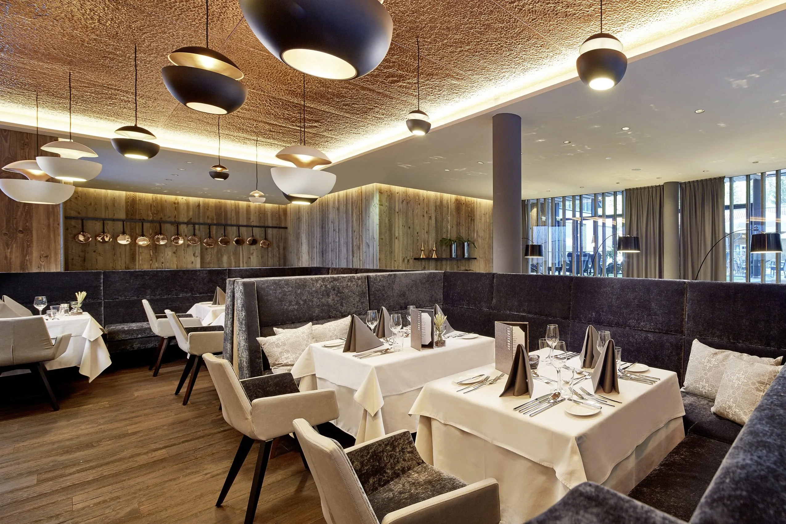 Restaurant des L&uuml;rzerhof mit schwarz-wei&szlig;en Kugellampen