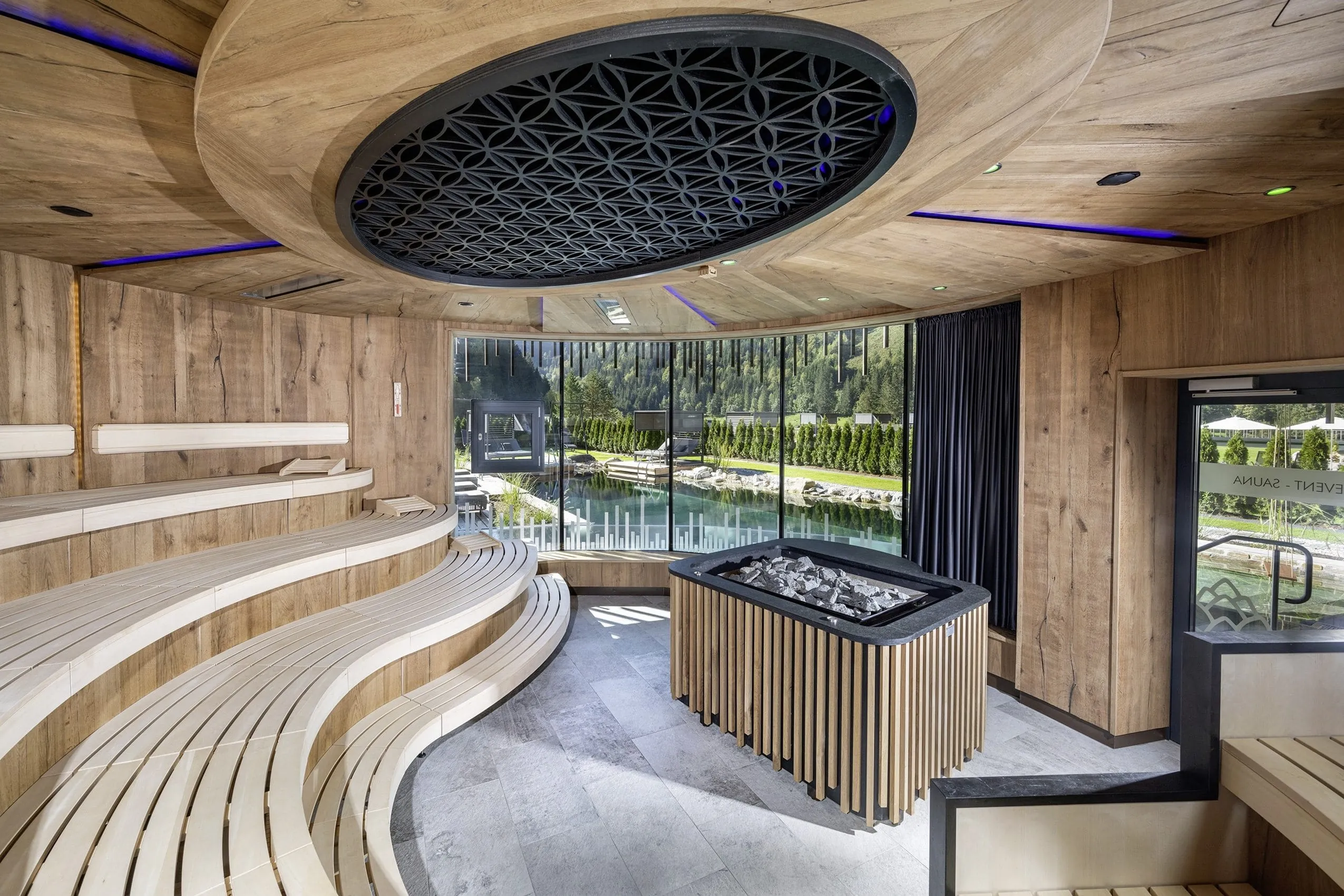 See-Eventsauna mit gro&szlig;em Deckenornament und Blick auf den Pool im L&uuml;rzerhof