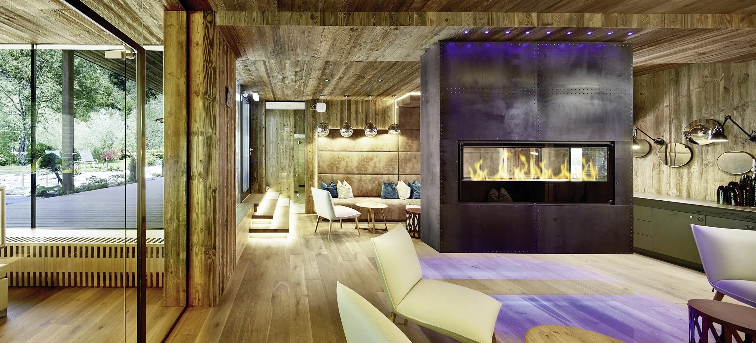 Lounge mit dunklem Kamin und Altholzdecke im ZillergrundRock