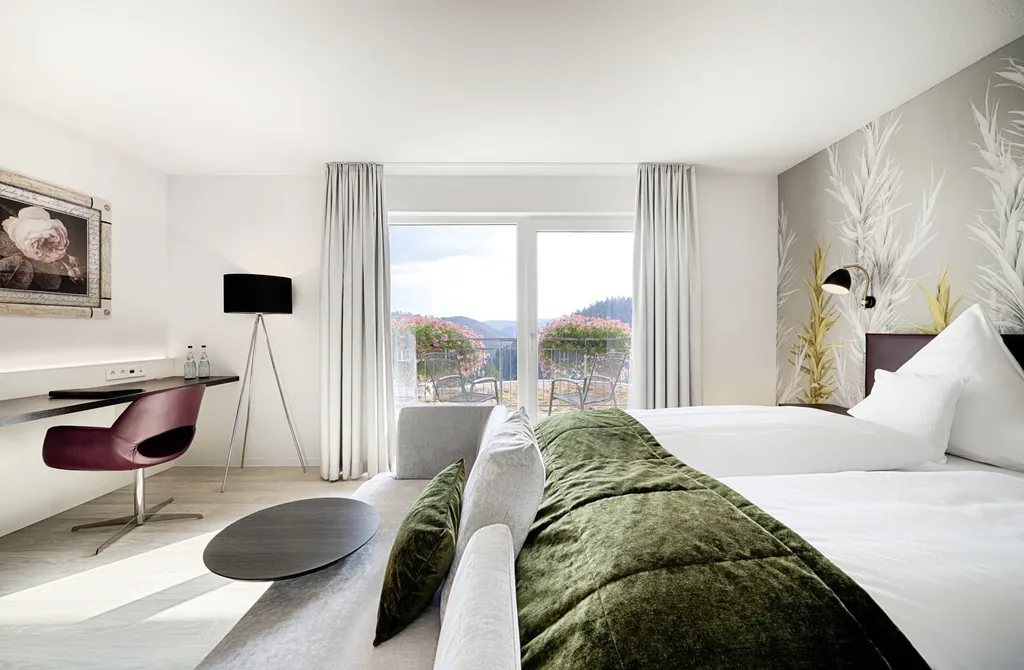 Stilvoll eingerichtetes Doppelzimmer im Wellnesshotel Berlins KroneLamm mit Balkon und Blick in den Schwarzwald
