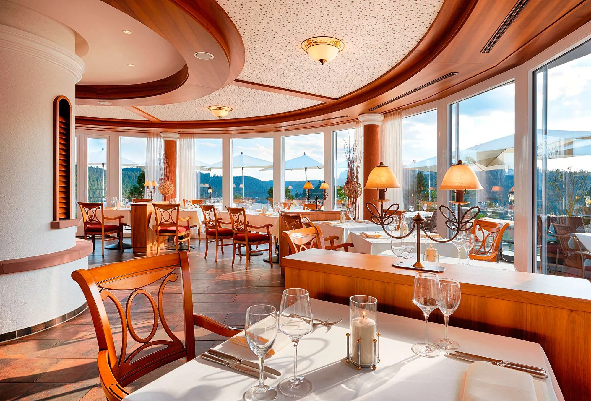 Blick in den halbrunden Speisesaal mit bodentiefen Fenstern im Wellnesshotel Berlins KroneLamm