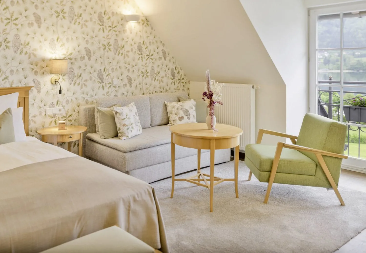 Harmonisch eingerichtetes Doppelzimmer in hellen T&ouml;nen im Wellnesshotel Ebner&rsquo;s Waldhof am See