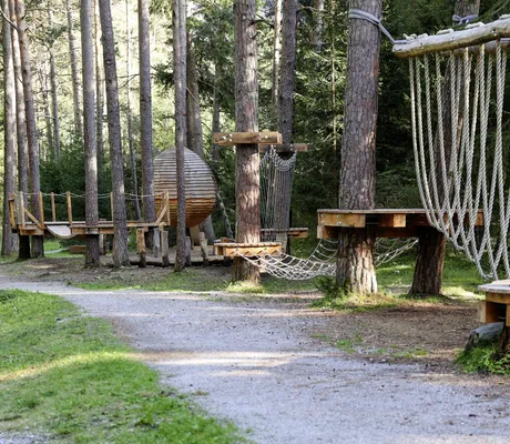 Gesamtaufnahme Waldspielplatz mit Kletterparcours beim Hotel-Alpin