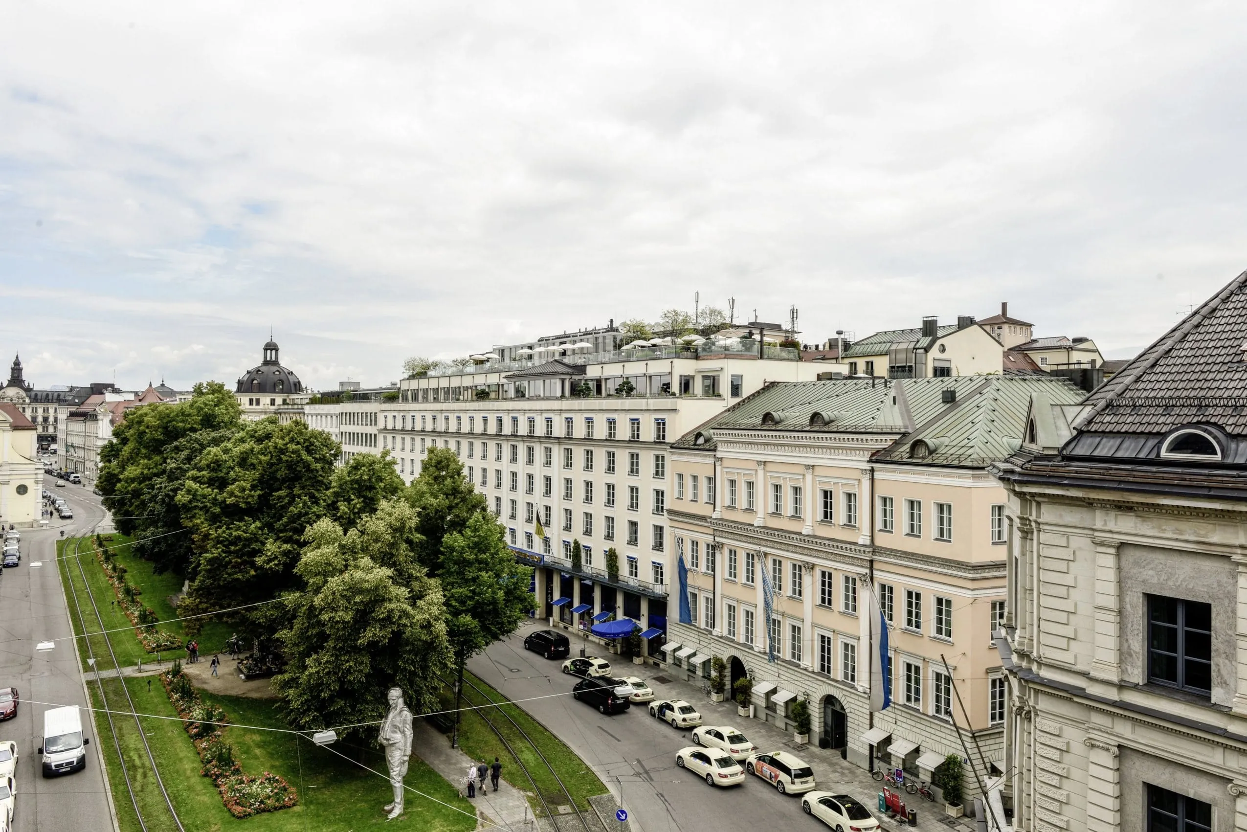 Außenansicht des Hotel Bayerischer Hof am Promenadeplatz München