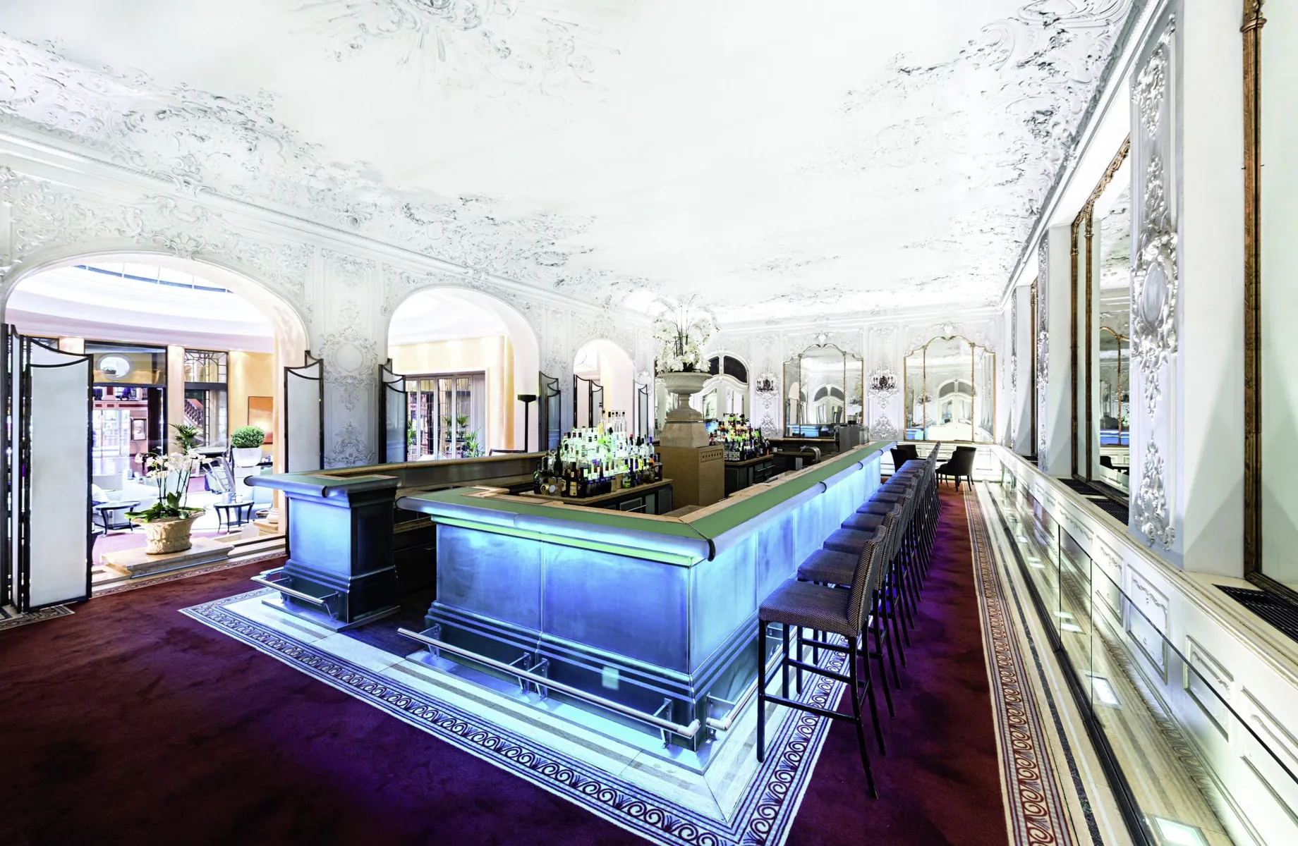 blau beleuchtete Falks Bar mit Stuckdecke im Hotel Bayerischer Hof