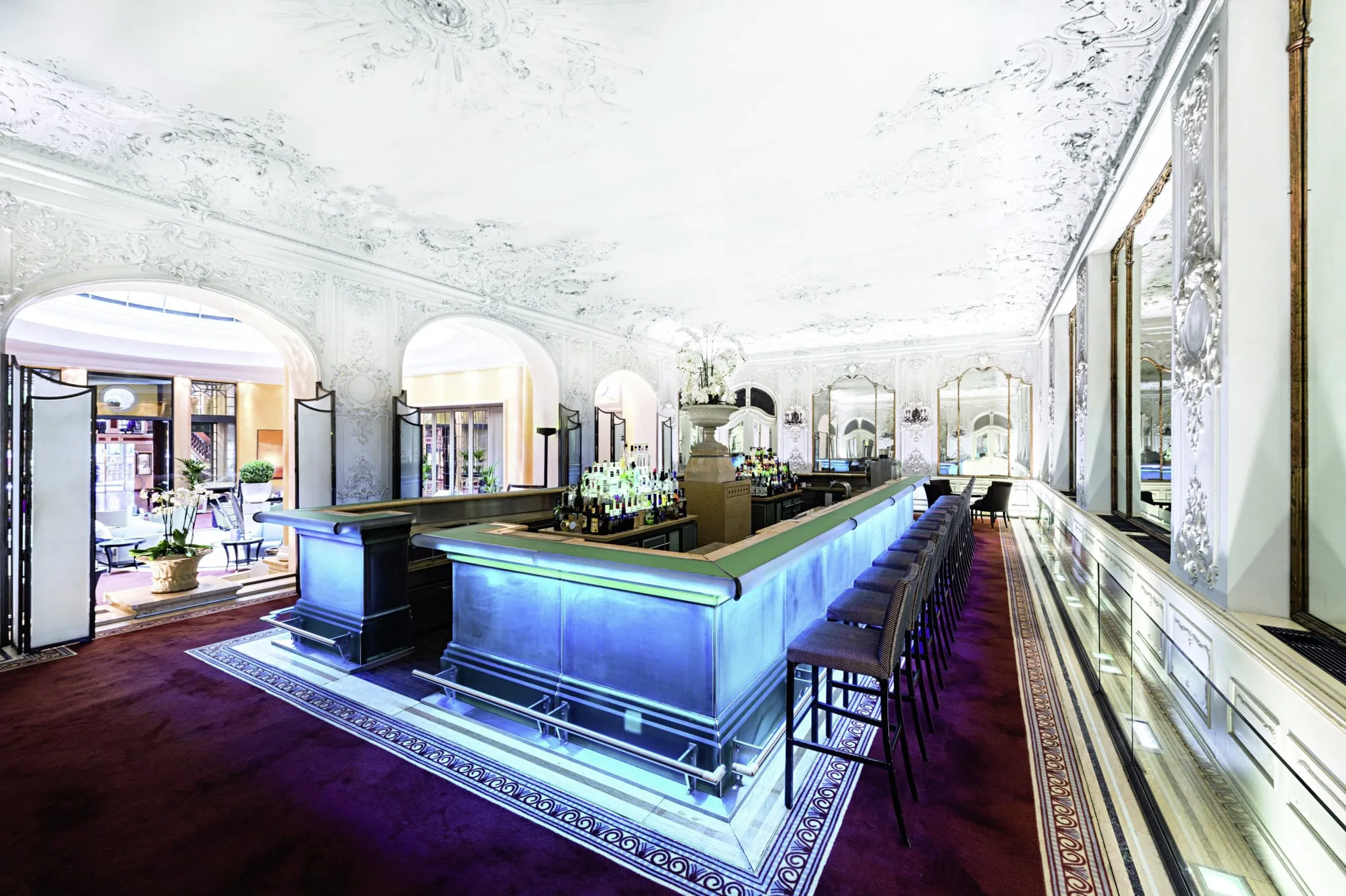 blau beleuchtete Falks Bar mit Stuckdecke im Hotel Bayerischer Hof