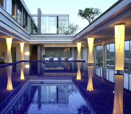 offenes Dach des Dachpools mit Längsleuchten im Bayerischen Hof München