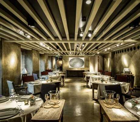 Drei-Sterne-Restaurant Atelier mit Deckenbalken im Hotel Bayerischer Hof