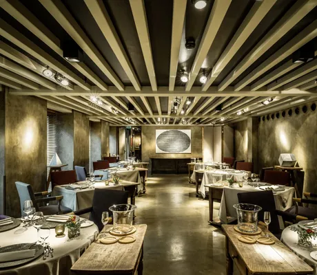 Drei-Sterne-Restaurant Atelier mit Deckenbalken im Hotel Bayerischer Hof