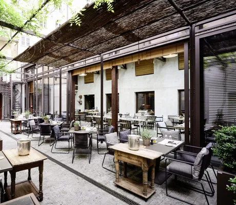 Restaurant Garden im Hotel Bayerischer Hof mit offenem Dach und grünen Rankpflanzen