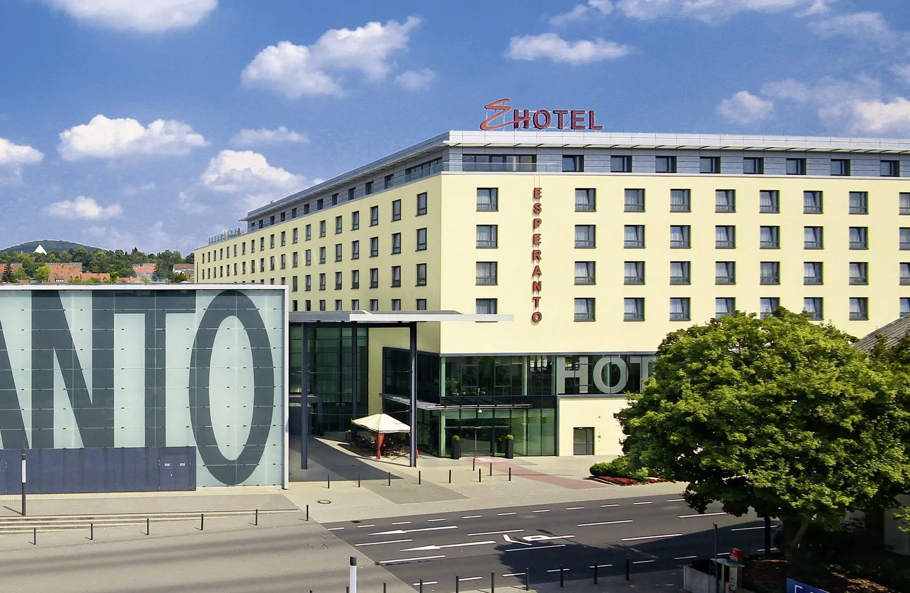 Außenaufnahme Hotel Esperanto mit großem Schriftzug