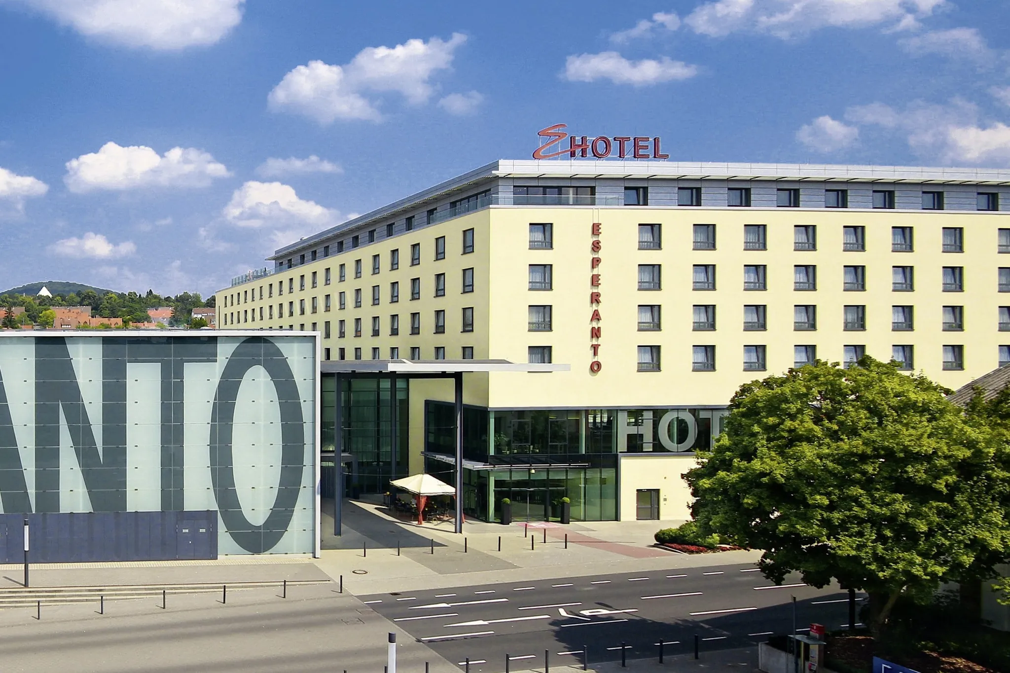 Außenaufnahme Hotel Esperanto mit großem Schriftzug