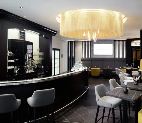 Bar im Hotel Esperanto mit runder gelber Sitzecke und gelbem runden Leuchter