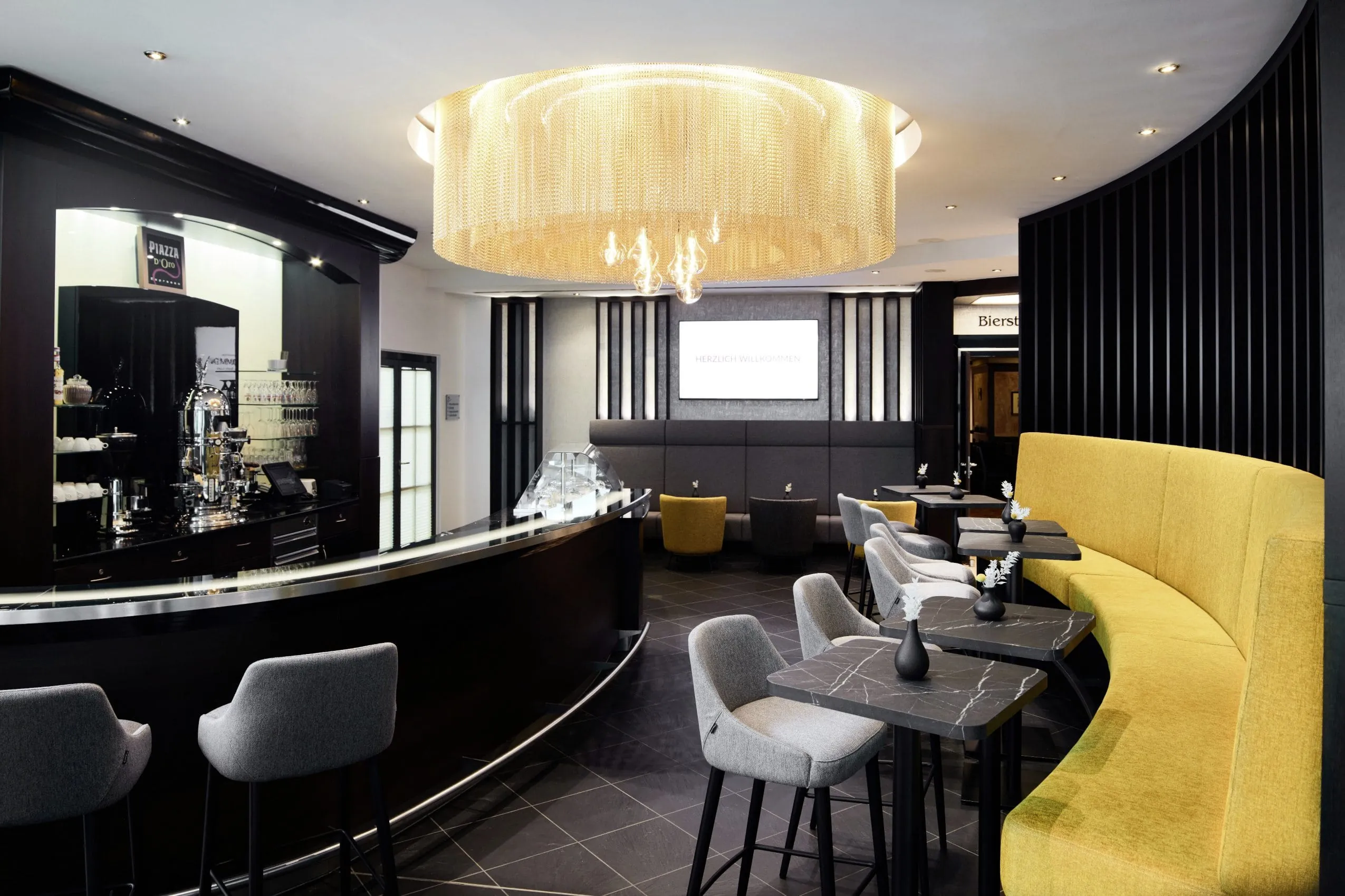 Bar im Hotel Esperanto mit runder gelber Sitzecke und gelbem runden Leuchter