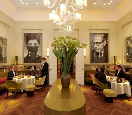 Restaurant LA MAISON mit großen schwarz/weiß-Fotografien im LA MAISON hotel