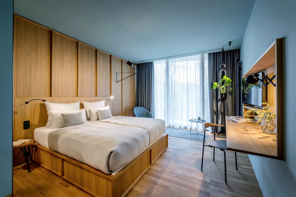 Doppelzimmer im LA MAISON mit blauen Wänden