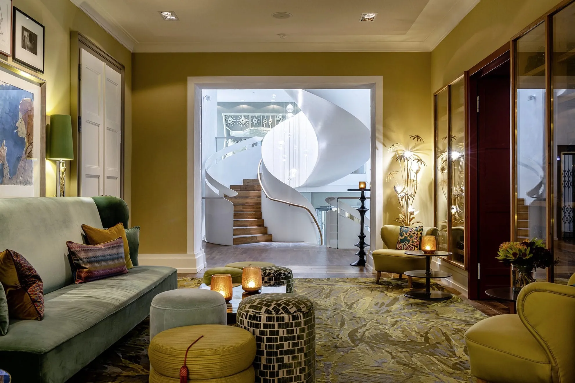 Sitzmöbel im Foyer im LA MAISON MIT Blick auf die weiße Wendeltreppe