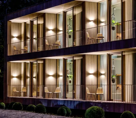 Balkone des Gästehauses im LA MAISON bei Nacht