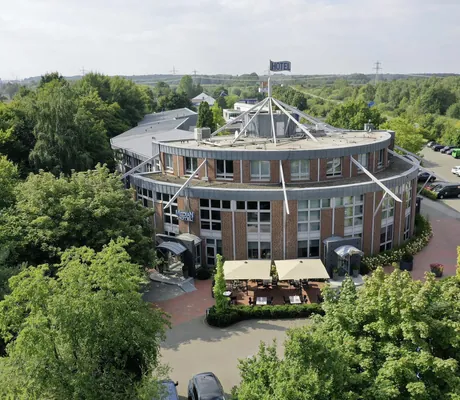 Außenansicht des runden Gebäudes des MEDIAN Hotel Lehrte