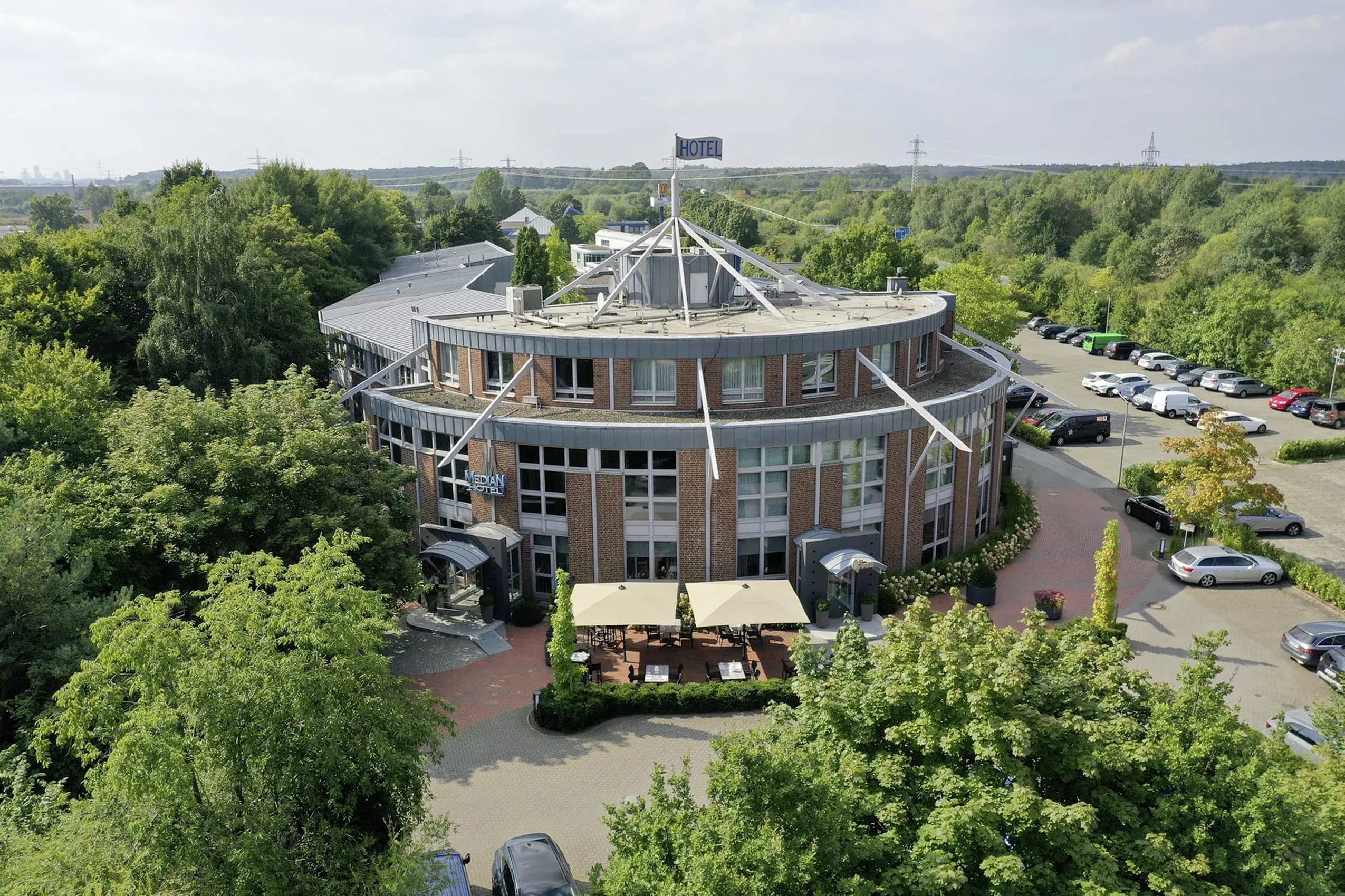 Außenansicht des runden Gebäudes des MEDIAN Hotel Lehrte