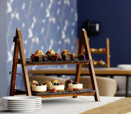 Kuchen auf Holzgestell im MEDIAN Hotel Lehrte