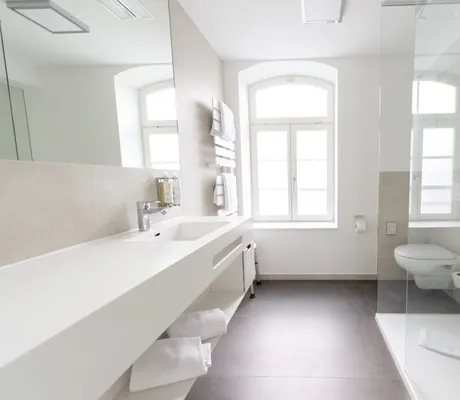 großes Badezimmer im nestor Ludwigsburg mit langem weißen Waschtisch