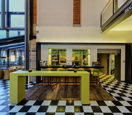 grüner Bartresen auf schwarz-weiß gefliestem Boden im nestor Ludwigsburg