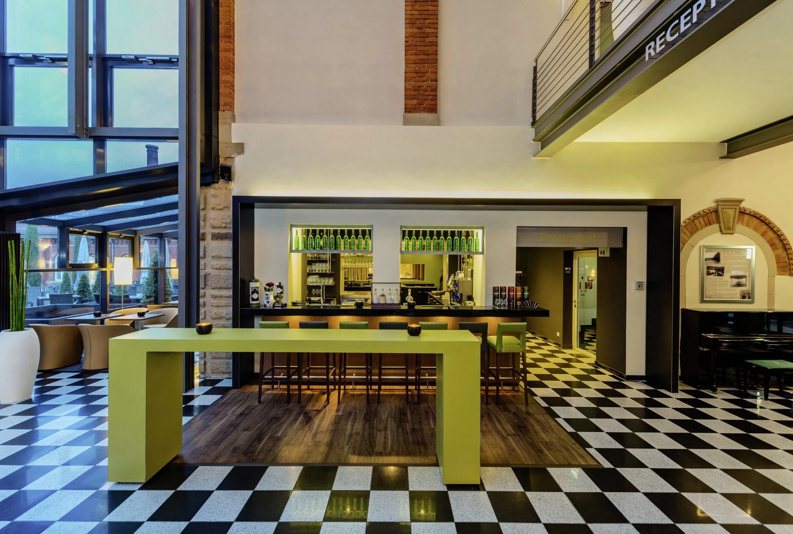 gr&uuml;ner Bartresen auf schwarz-wei&szlig; gefliestem Boden im nestor Ludwigsburg