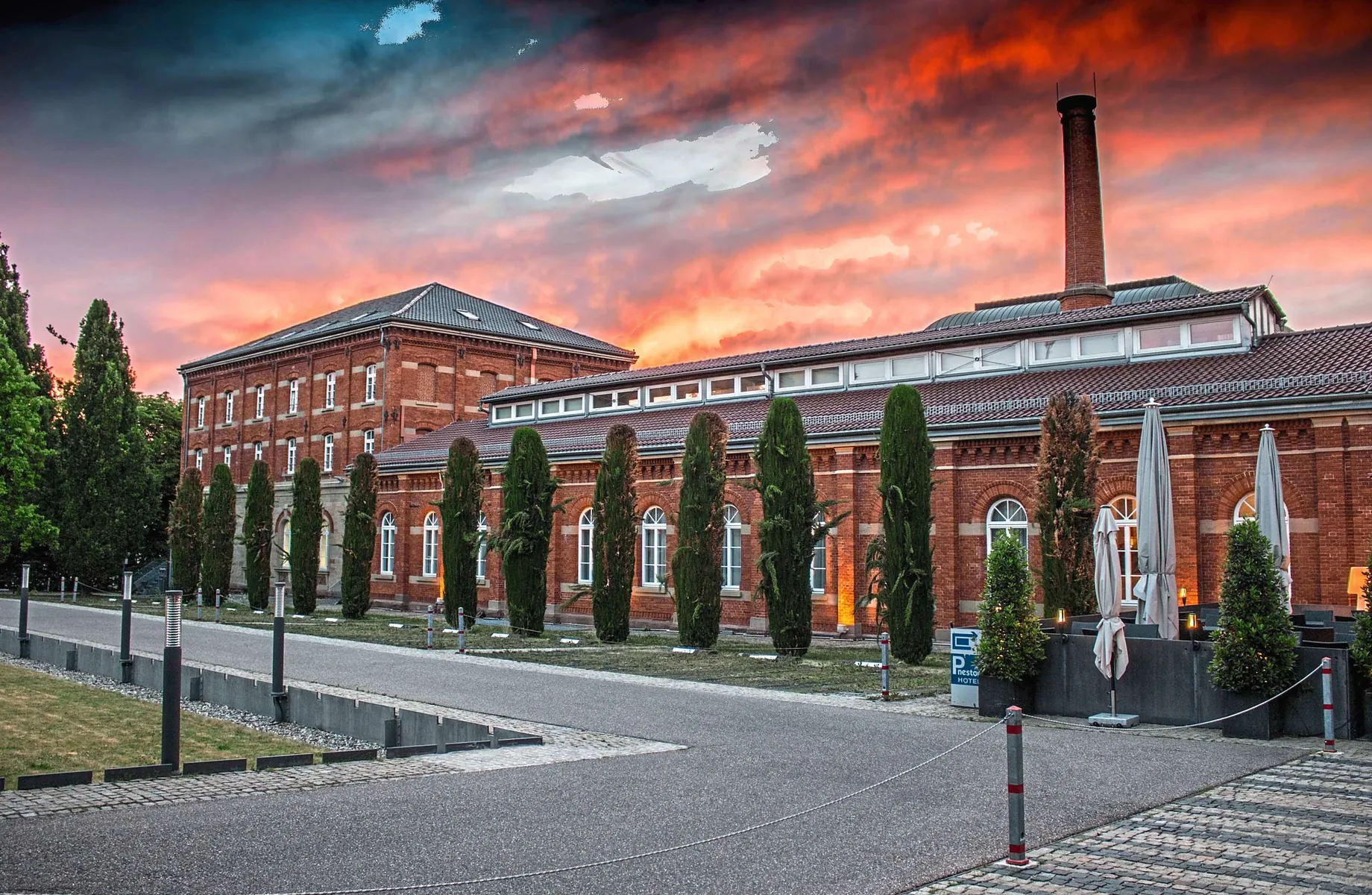 Backsteinfassade des nestor Ludwigsburg im Sonnenuntergang