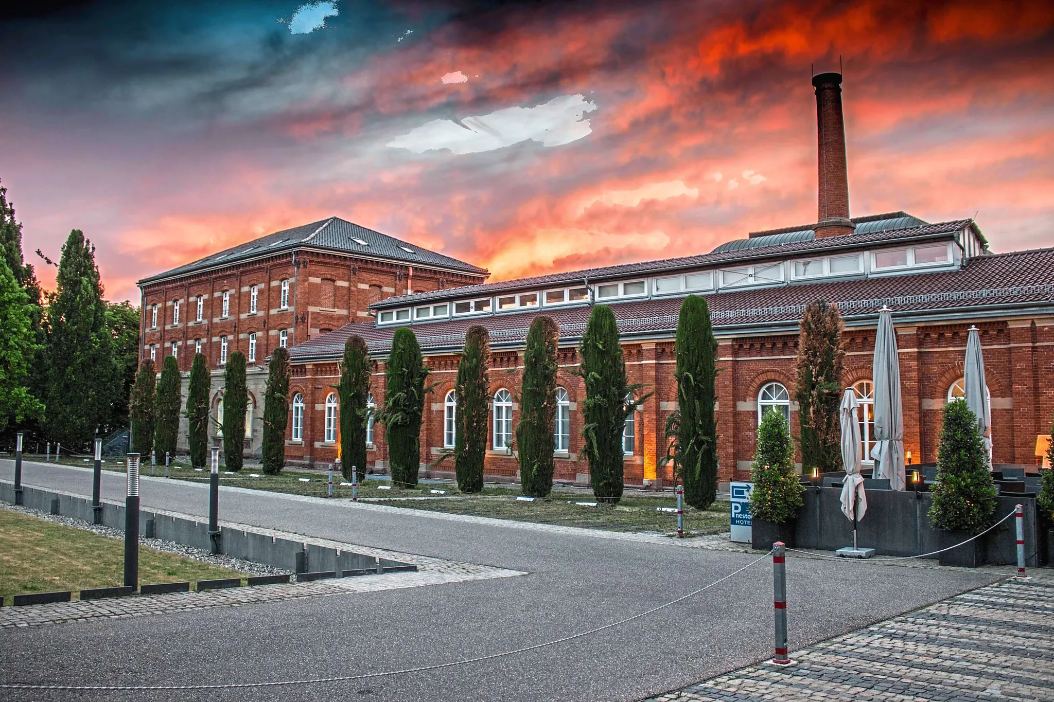 Backsteinfassade des nestor Ludwigsburg im Sonnenuntergang