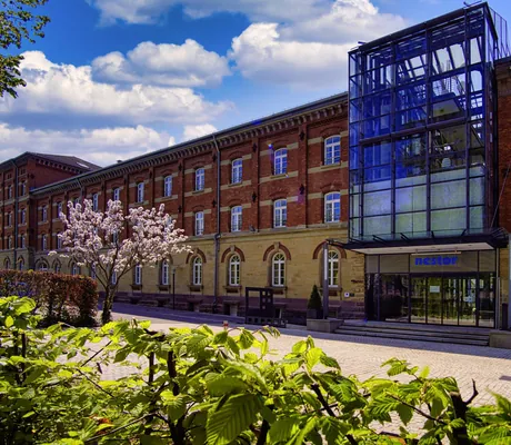 Haupteingang mit verglastem Treppenhaus im nestor Ludwigsburg