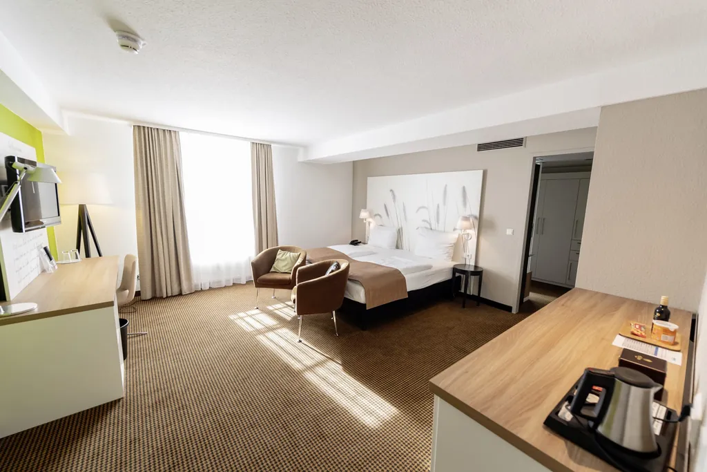 großzügiges Doppelzimmer im nestor Ludwigsburg mit braunem Teppich