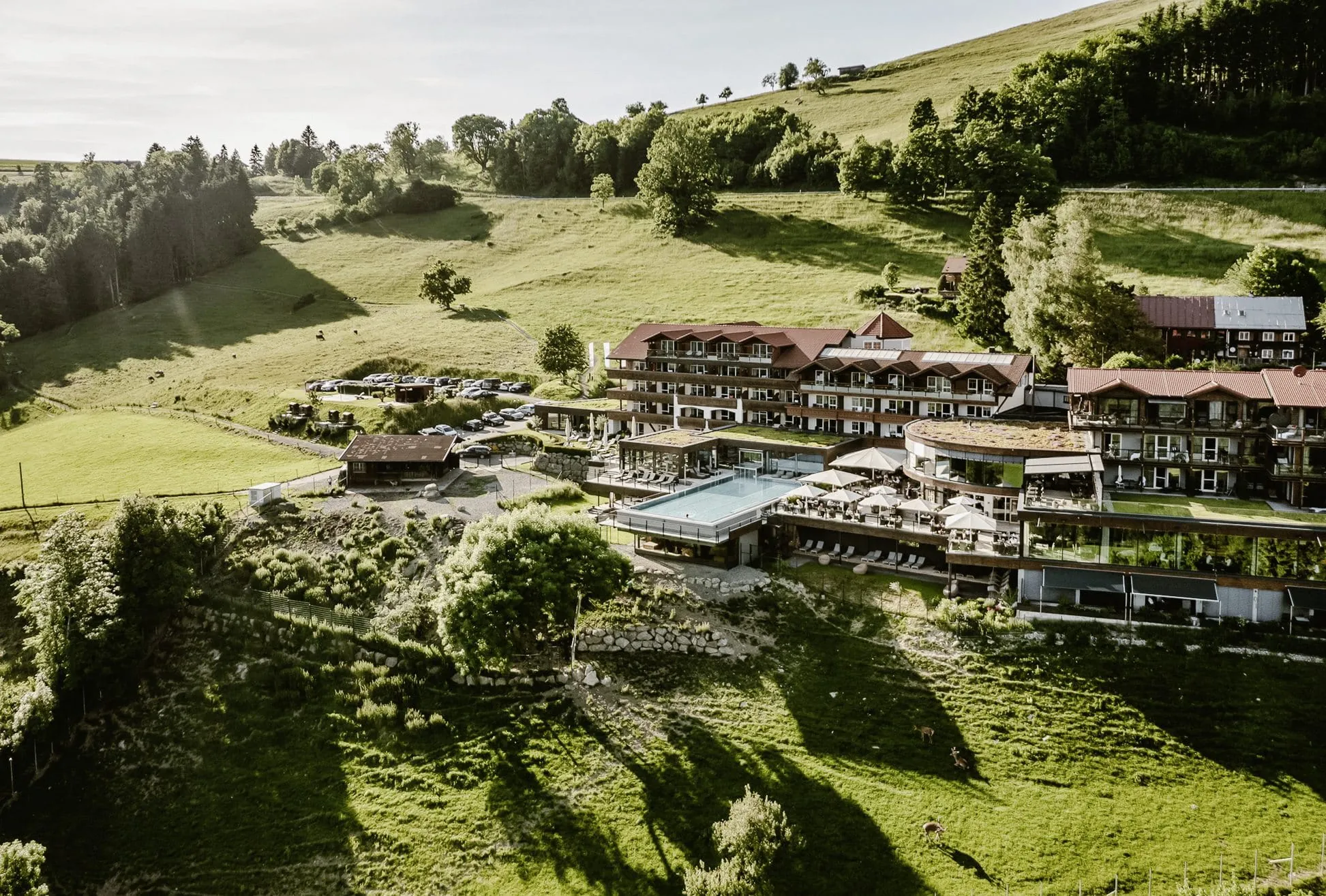 Gesamtansicht des Bergkristall - Mein Resort im Allgäu mit Outdoorpool