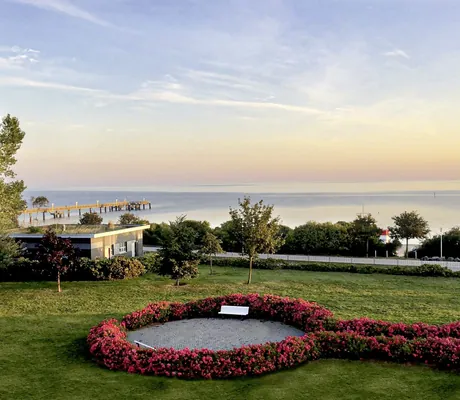 Blick auf den Blumengarten und die Ostsee im MORADA Strandhotel