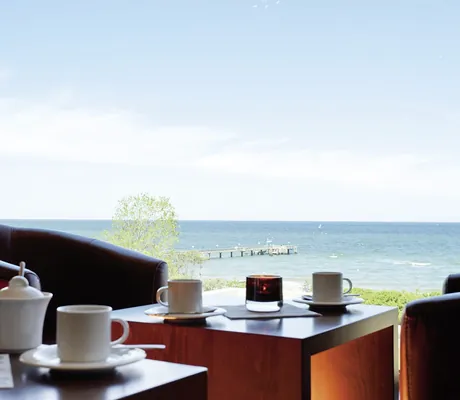 Kaffeetassen auf Tisch mit Blick auf die Ostsee im MORADA Strandhotel