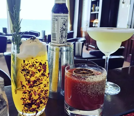 drei verschiedene Cocktails an der Bar des Morada Strandhotel