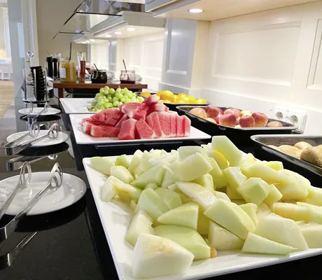 Obstbüffet mit Melonen, Trauben und Äpfeln im MORADA Strandhotel