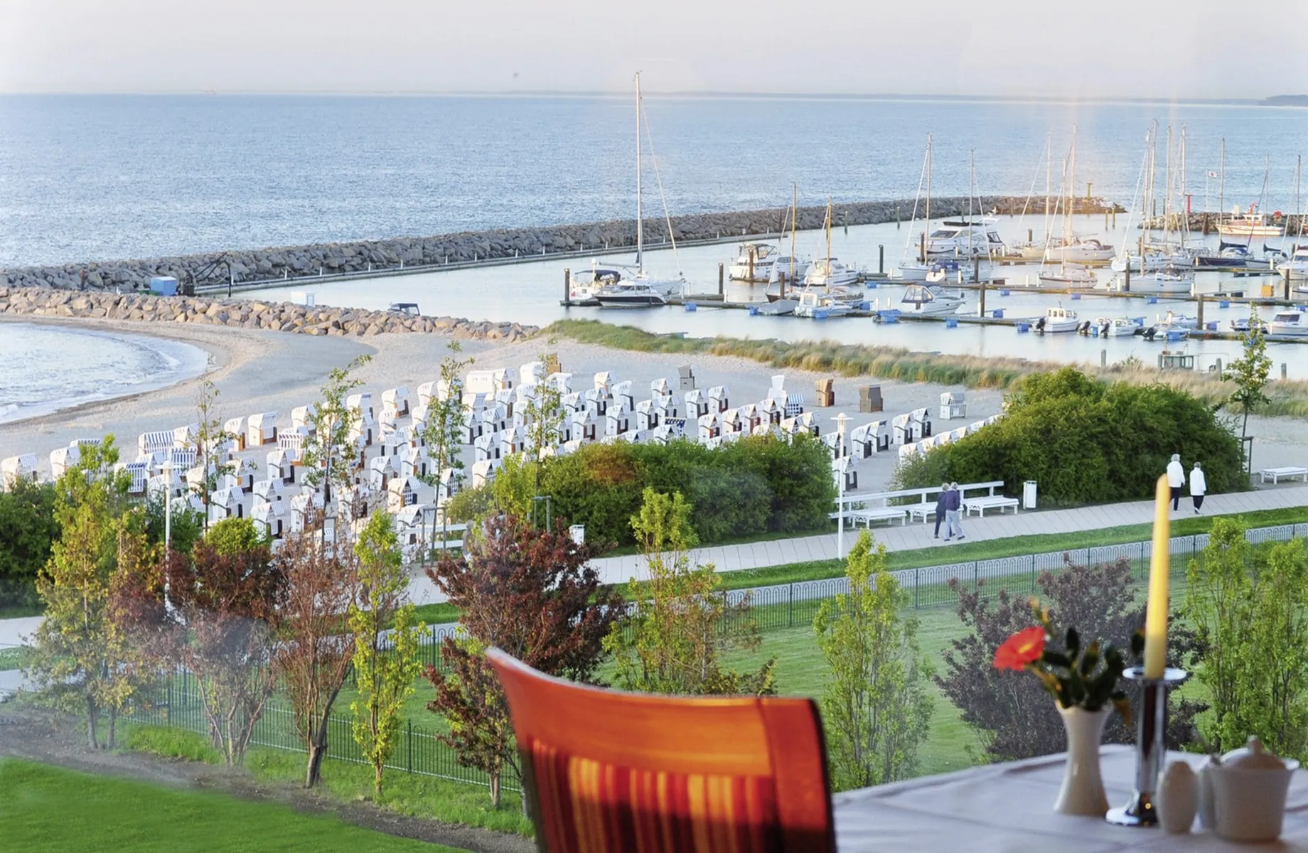 Blick von der Restaurantterrasse auf den Strand und den Hafen