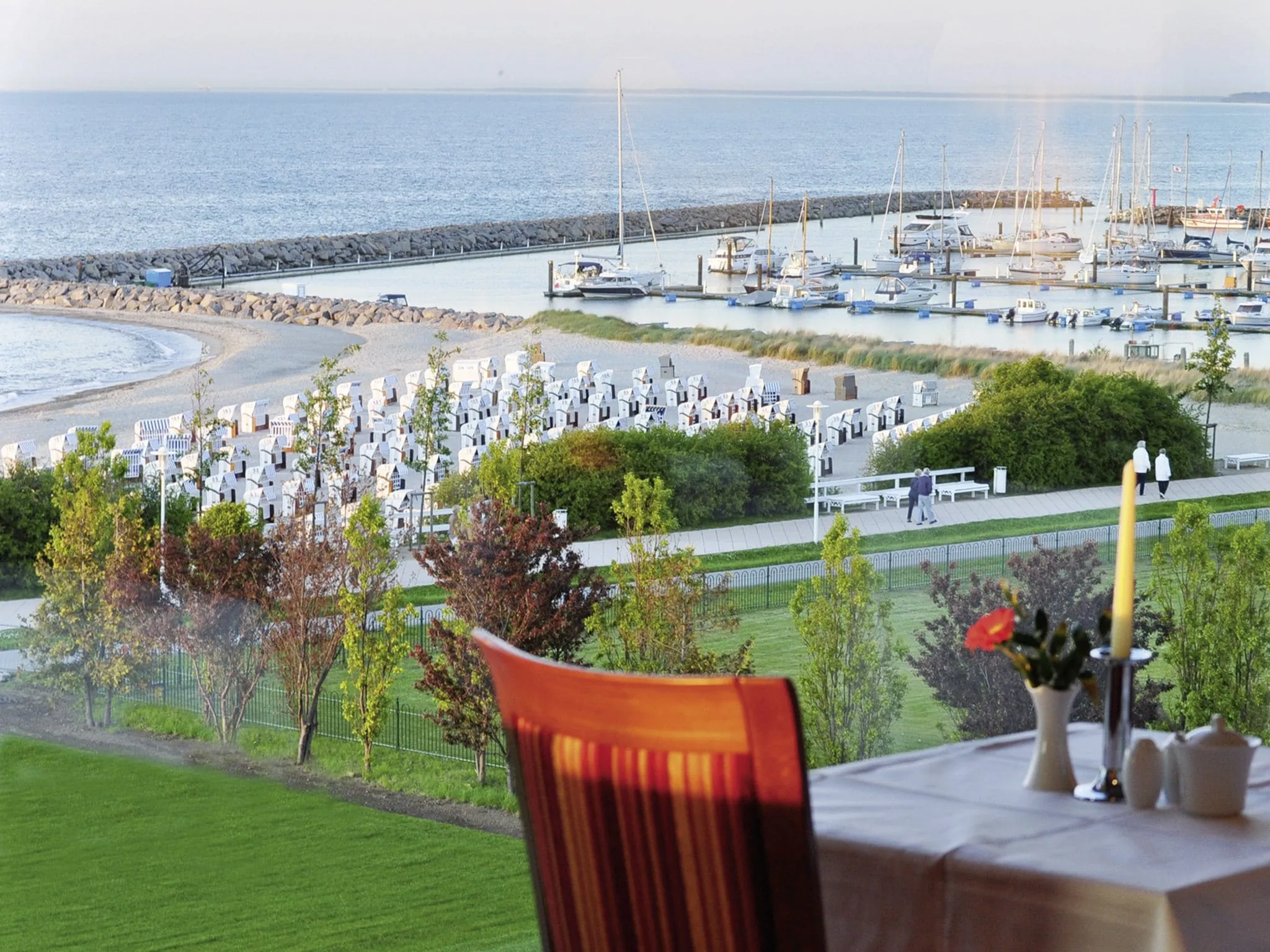 Blick von der Restaurantterrasse auf den Strand und den Hafen