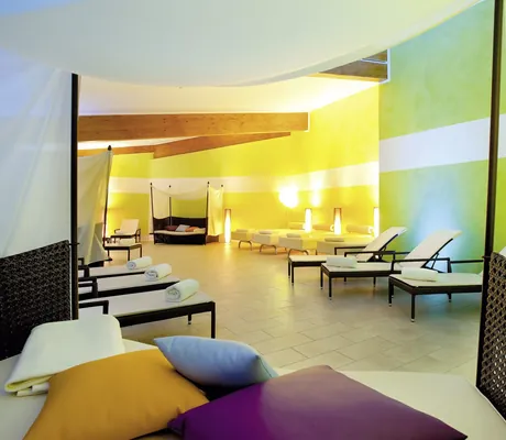 Ruheraum im MORADA Strandhotel mit bunten Kissen und Wänden