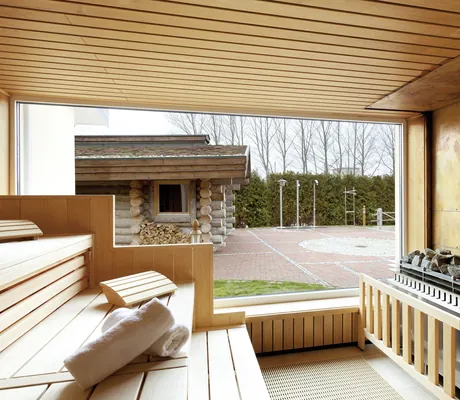 Panoramasauna mit Blick auf das Blockhaus des MORADA Strandhotel