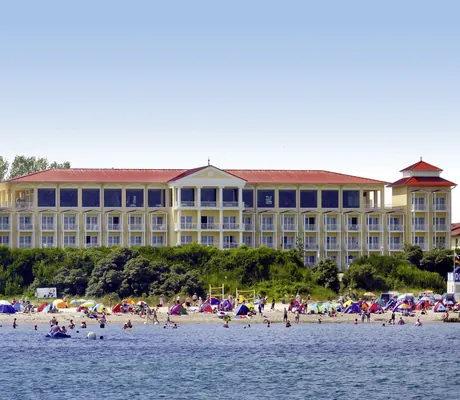 Menschen am Strand vor dem MORADA Strandhotel