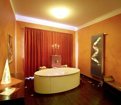 große runde Wanne im Baltic Spa des MORADA Strandhotel