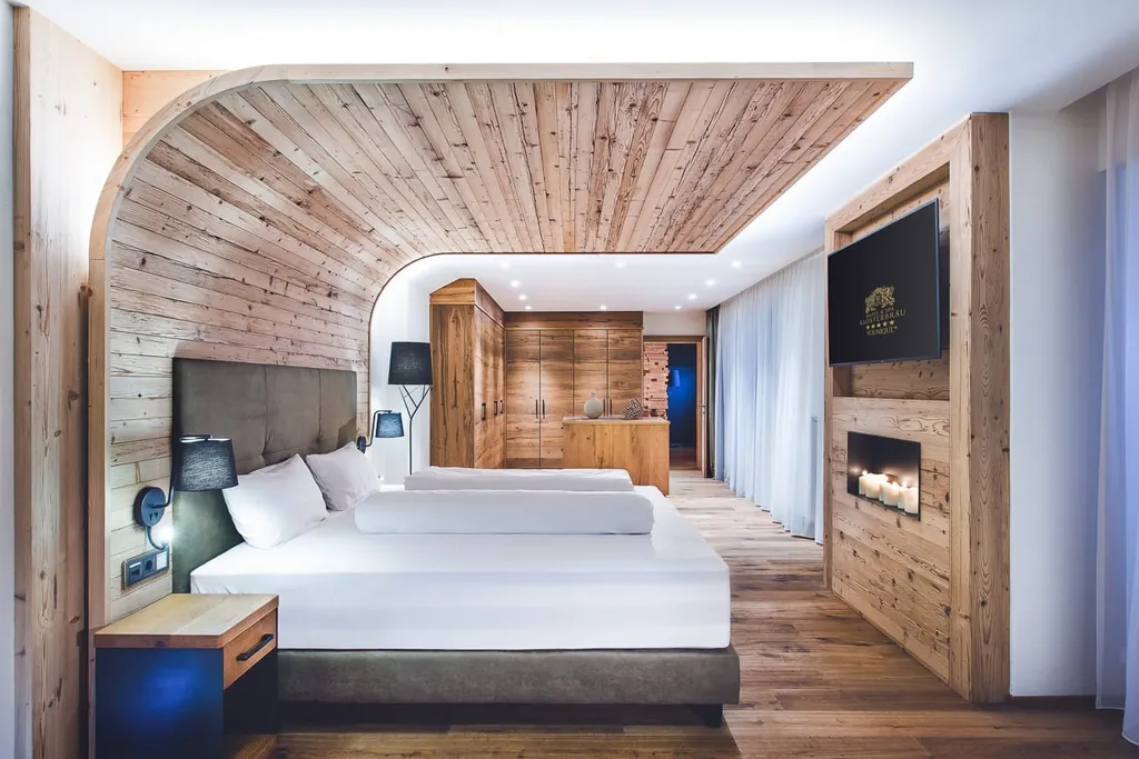 Modernes Doppelzimmer im Wellnesshotel Klosterbräu mit vielen Holzelementen