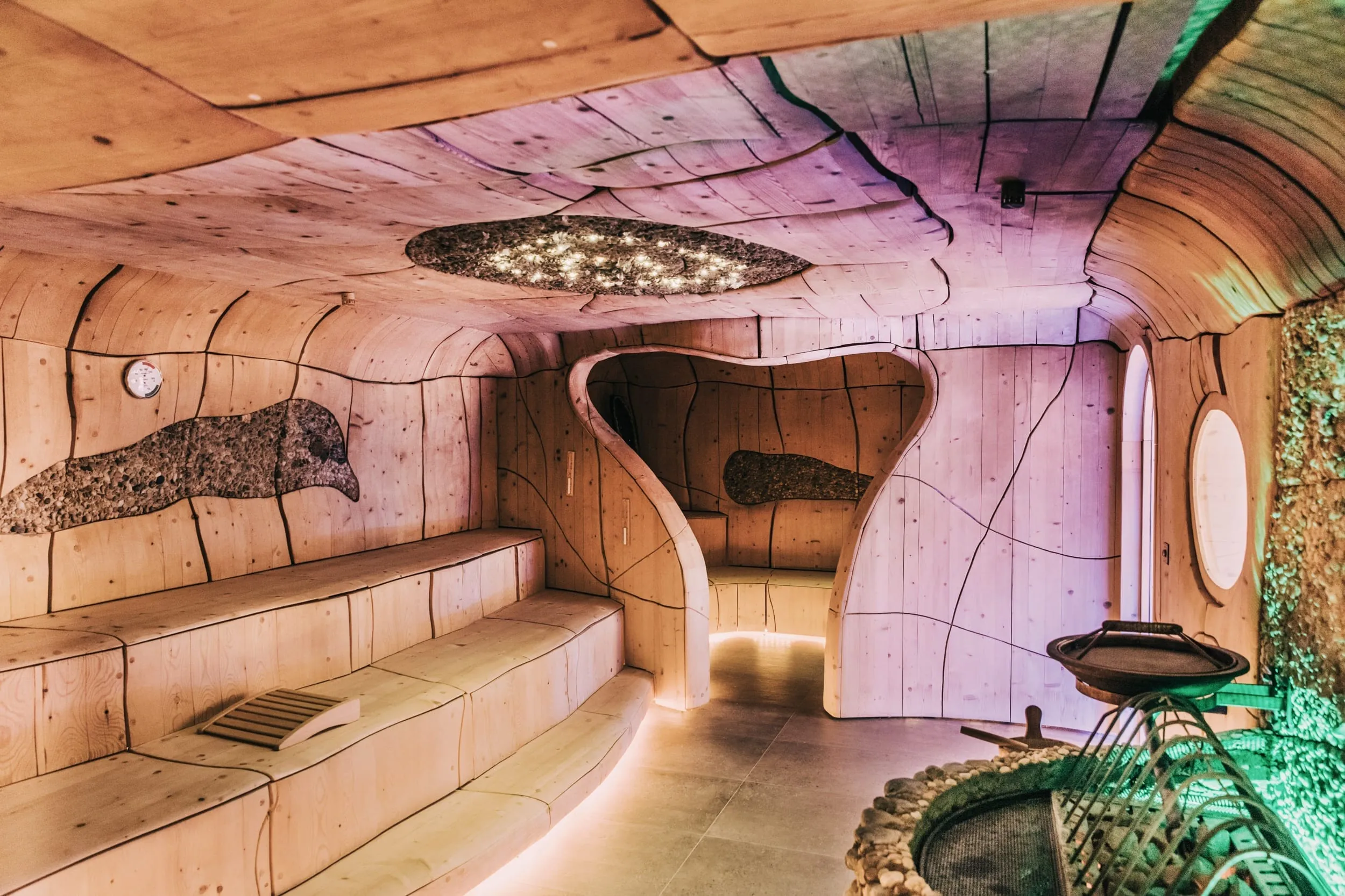Au&szlig;ergew&ouml;hnliche, handgeschnitzte Event-Sauna im Wellnesshotel Klosterbr&auml;u mit stimmungsvoller Beleuchtung