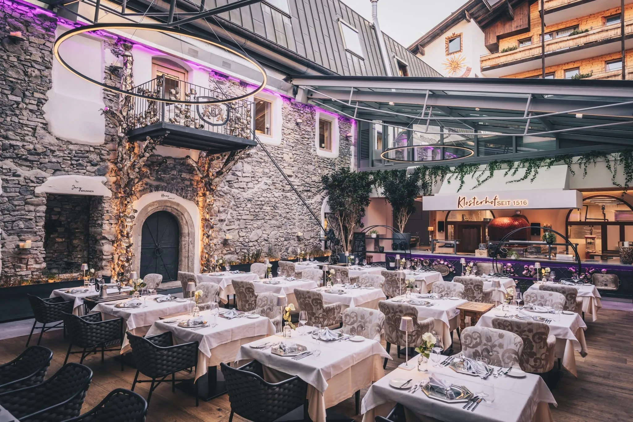 Stilvolles Restaurant mit Polsterm&ouml;beln in historischen R&auml;umlichkeiten im Hotel Klosterbr&auml;u